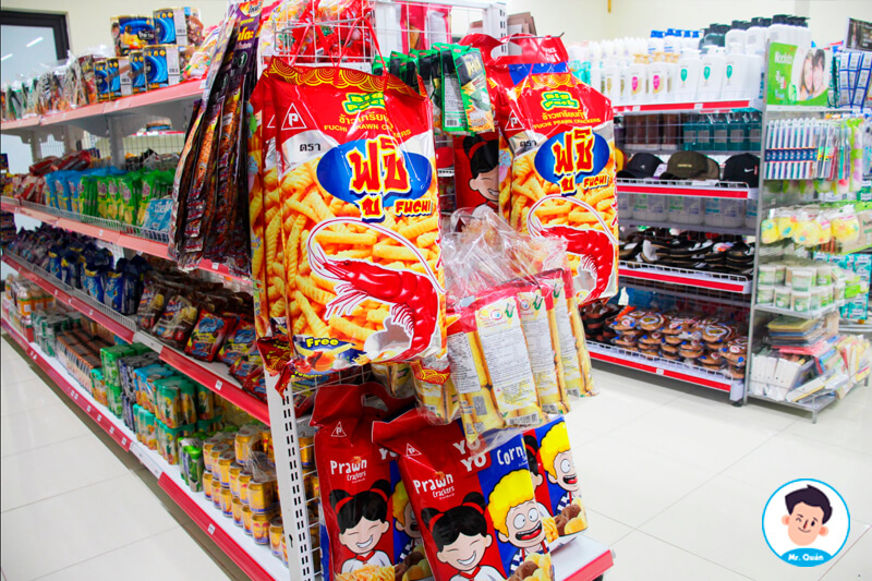 Trưng bày sản phẩm tạp hóa Việt Lào Thái